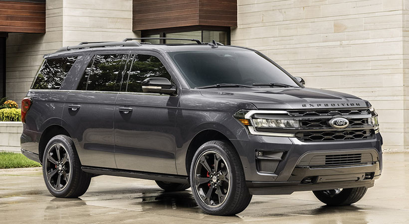 El nuevo paquete Stealth Performance agrega una suspensión más deportiva, detalles exteriores en negro brillante, emblemas ovalados de Ford negros, pinzas de freno rojas y rines negros de 22 pulgadas. Foto: Ford