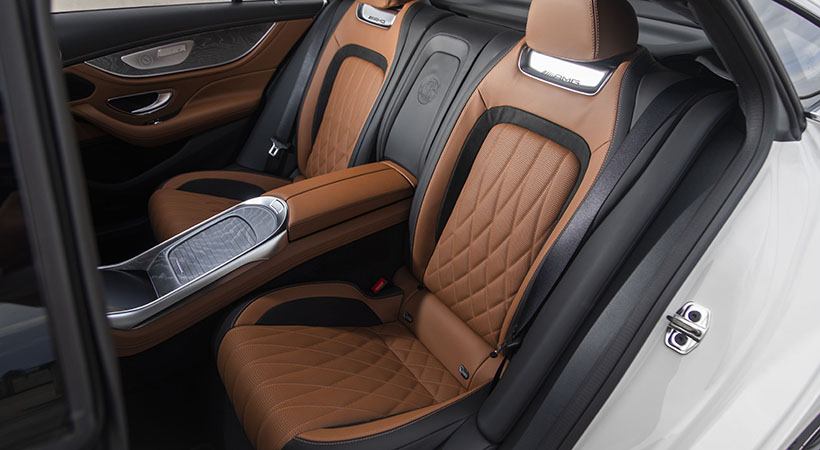 En la banca trasera, los dos asientos están perfectamente definidos y ofrecen confort para los pasajeros. Foto: Mercedes-AMG