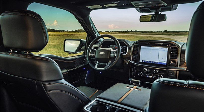 El interior se mantiene virtualmente sin cambios, simplemente siendo embellecido con mejores materiales y placas de Hennessey. Foto: Hennessey