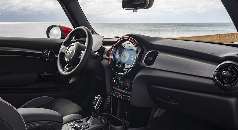 En el interior es donde el diseño da un giro de 180 grados, ya que los cambios son radicales, impulsados por las tecnologías más modernas. Foto: MINIMINI John Cooper Works 2021