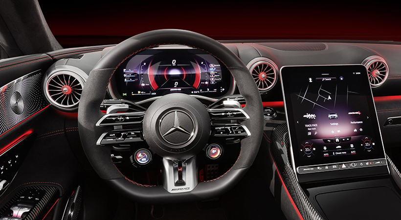 El interior es completamente deportivo y pródigo en fibra de carbono. Foto: Mercedes-AMG