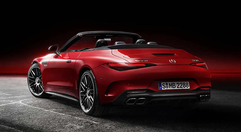 Mercedes-AMG SL sigue siendo un modelo con carrocería de formato 2+2 plazas, pero las más modernas y fluidas líneas aplicadas en los últimos Mercedes hacen que se vea menos voluminoso que el modelo anterior. Foto: Mercedes-AMG