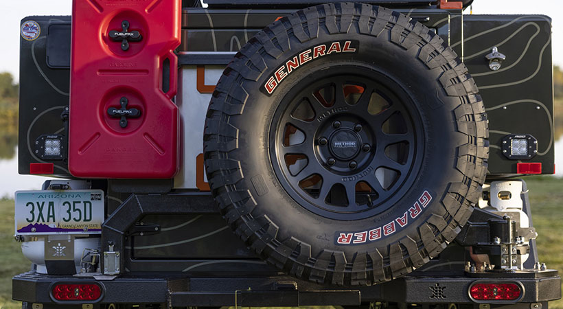 El remolque Turtleback no sólo carga una llanta de repuesto, sino también un lavabo, estufa, mesas, y hasta un calentador de agua. Foto: Ford