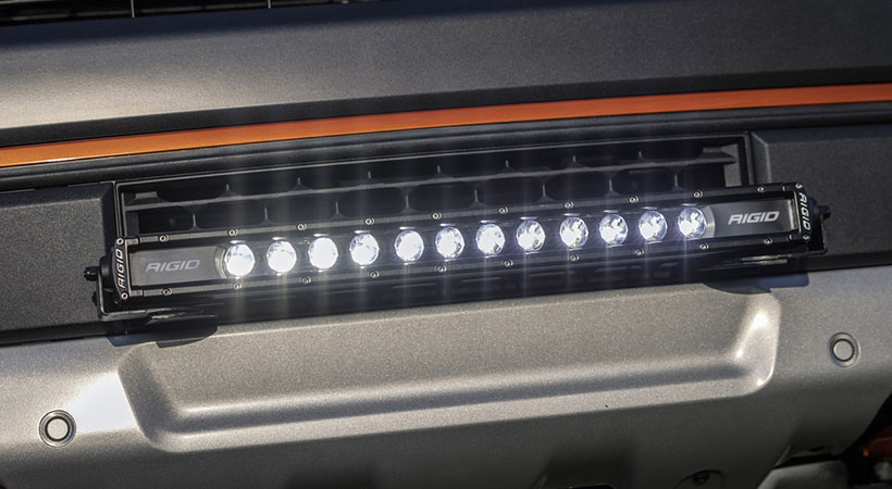 Una barra de luces de 50 pulgadas está montada sobre el parabrisas junto con otra barra de 20 pulgadas debajo de la parrilla y luces de cubo D-SS. Foto: Ford