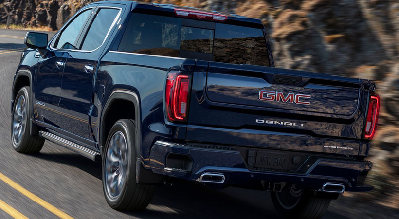 La Denali Ultimate está completamente equipada con características como una cama compuesta CarbonPro, Portón trasero configurable MultiPr, Super Cruise y suspensión controlada por computadora.