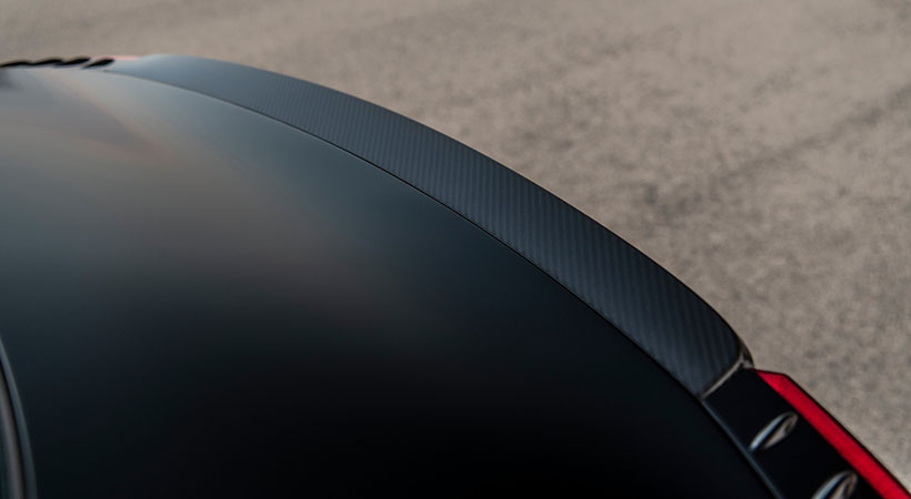 El auto cuenta con rines negro mate, un alerón trasero de fibra de carbono, insignias de cromo oscuro, calipers rojos y tapas centrales de rines N. Foto: Hyundai