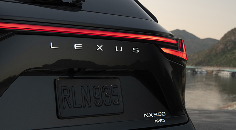 En la sección posterior una delgada línea luminosa une visualmente los conjuntos ópticos. Foto: Lexus