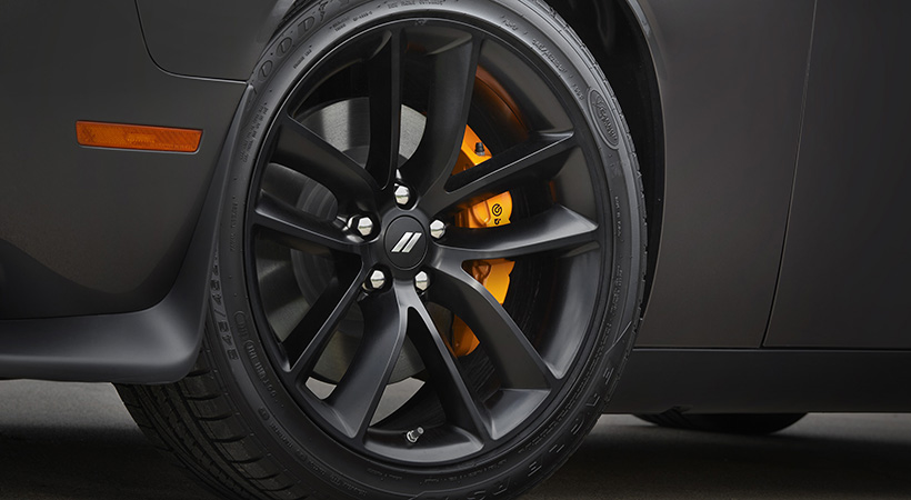 El paquete HEMI Orange incluye frenos Brembo con cálipers de seis pistones y rines de 20 pulgadas en acabado negro. Foto: Dodge 