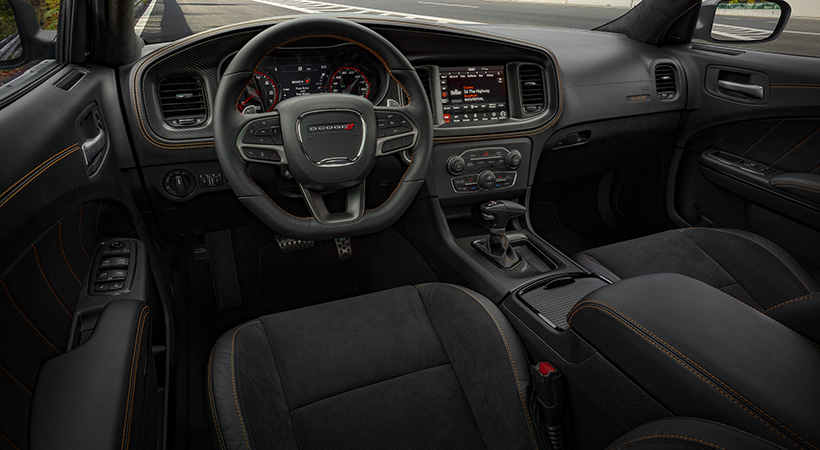 La tapicería interior incluye puntadas contrastantes en asientos y tablero. Foto: Dodge