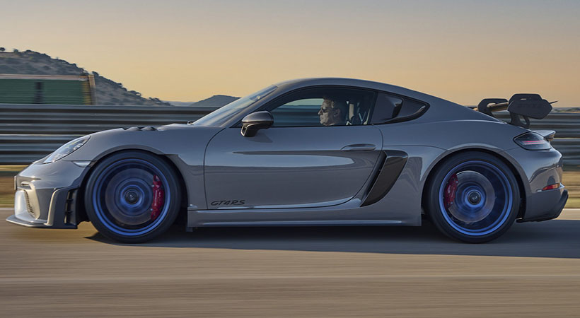 El coche puede acelerar de 0 a 100 km/h en 3.2 segundos, mientras que la velocidad máxima es de 196 mph (315 km/h), lo que lo convierte en el Cayman de calle más rápido de la historia. Foto: Porsche