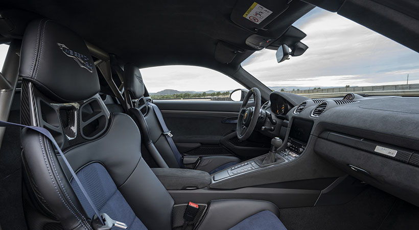 El interior del auto también toma medidas para reducir el peso del GT4 RS. Foto: Porsche