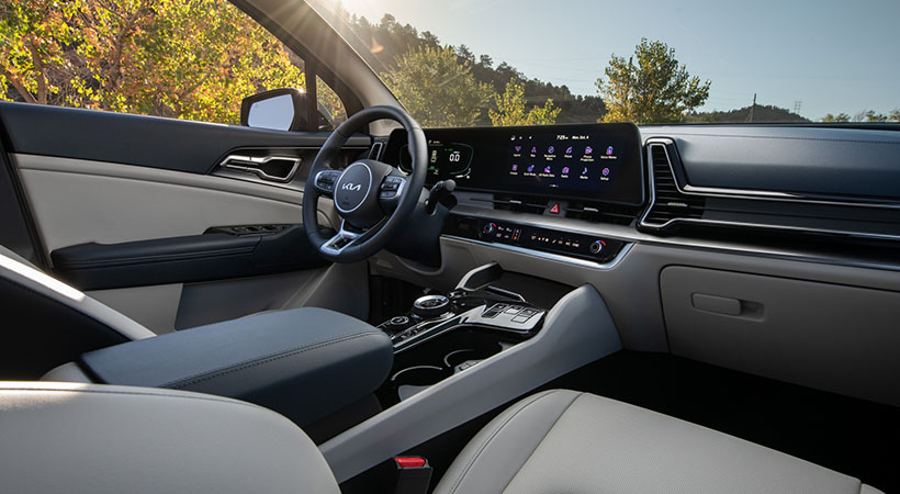 El interior puede ser equipado con dos pantallas que en total dan casi 25 pulgadas de espacio de información y entretenimiento. Foto: Kia