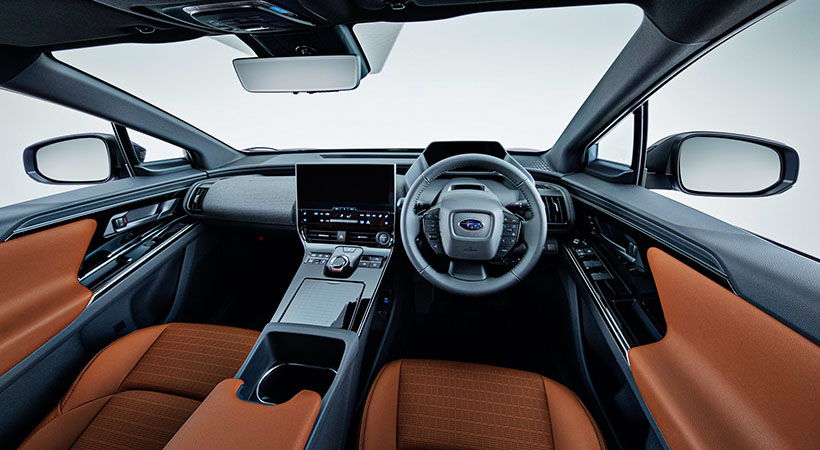 El interior es moderno y relacionable con un auto eléctrico, al mismo tiempo que es igual al de Toyota. Foto: Subaru