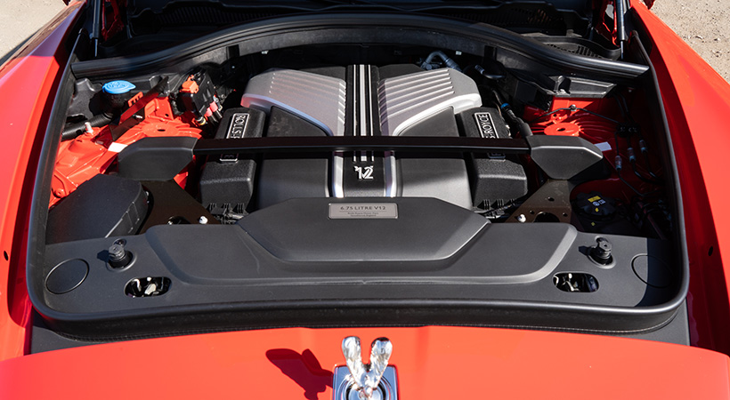 el modelo es impulsado por el ya muy conocido motor V12 de 6.75 litros turbo, que entrega 563 caballos de fuerza y 627 lb-pie de torque. Foto: Nicholas Colt