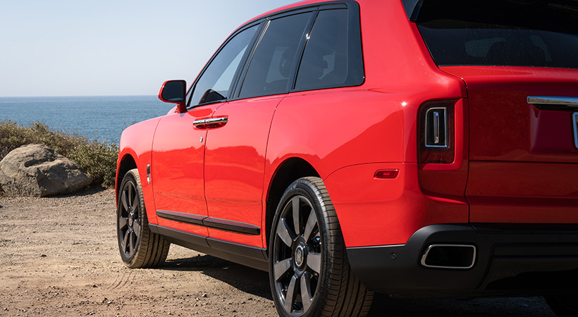 Los detalles cromados se mezclan con los detalles en coor negro. Foto: Nicholas Colt