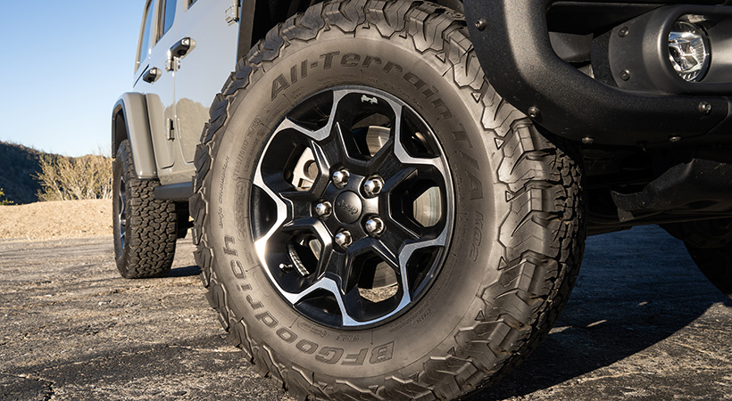 Jeep Wrangler Rubicon Unlimited 4xe 2021 recibe rines y neumáticos especiales para todo terreno. Foto: Nocholas Colt