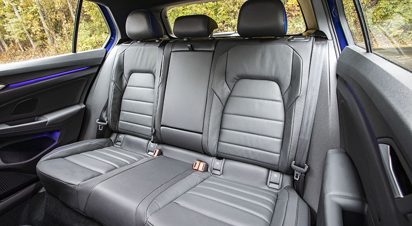 El interior cuenta con tapicería de cuero de gran calidad y al frente, asientos de cubo ergonómicos. Foto: Volkswagen