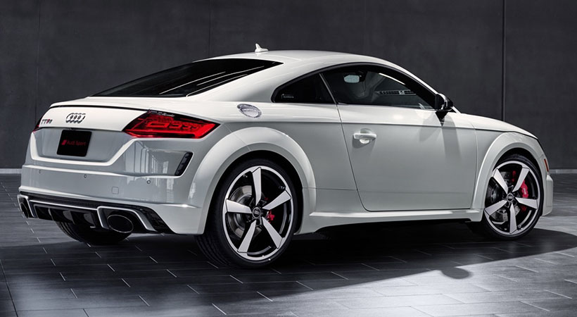 Otros elementos exteriores incluyen luces traseras OLED y un escape deportivo con puntas negras. Foto: Audi