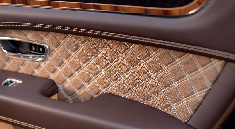 El interior cuenta con materiales y grabados especiales inspirados en el exterior. Foto: Bentley