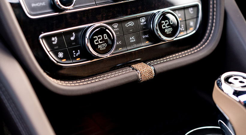 La SUV también usa una chapa de grano recto Liquid Amber con una incrustación de boj. Foto: Bentley