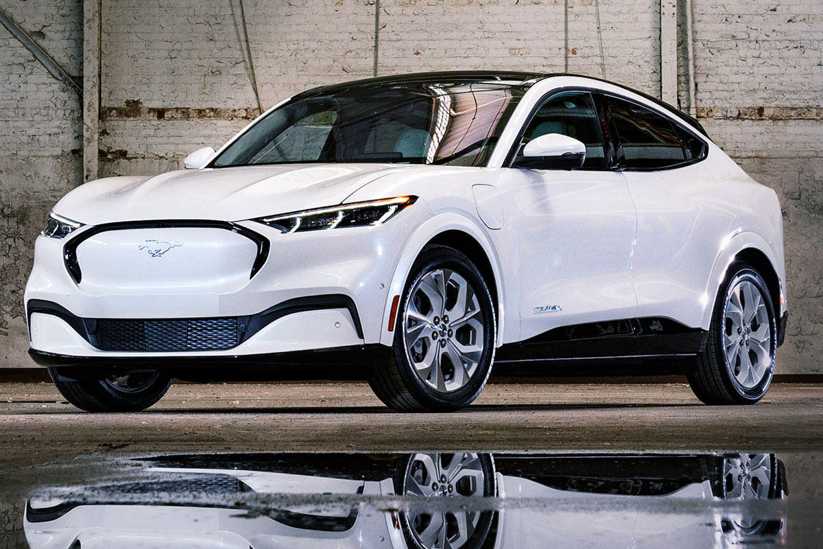 El Mustang Mach-E 2022 llega con una mejor batería y rango así como un nuevo paquete estético. Foto: Ford