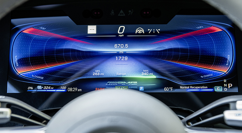 En el interior destaca una pantalla de casi 40 pulgadas dividida en tres. Foto: Mercedes-AMG