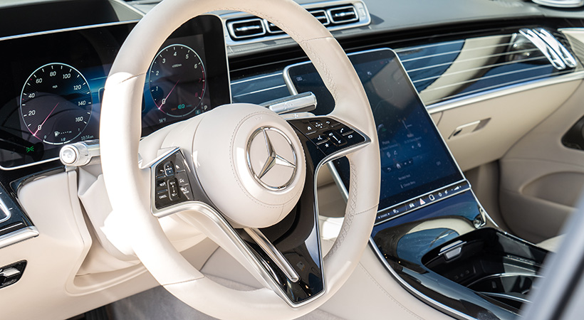 El volante está forrado en cuero y cuenta con todos los controles necesarios. Foto: Nicholas Colt