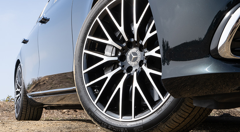 Este sedán de lujo rueda sobre rines de 18 pulgadas. Foto: Nicholas Colt