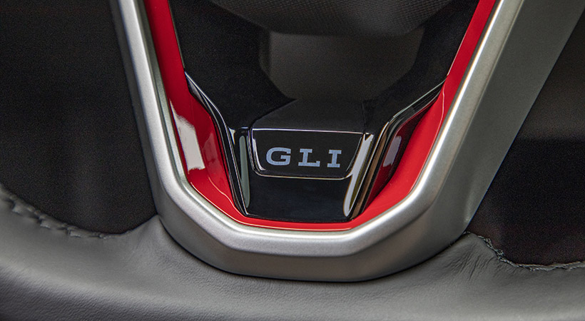 El volante es deportivo con detalles en rojo. Foto: Volkswagen