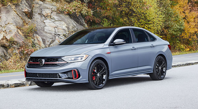 La parilla, el parachoques y los faros se han retocado mínimamente, con la línea horizontal roja más ancha y mejor alineada con la parte inferior de los faros. Pero se han añadido de serie luces LED frontales. Foto: Volkswagen