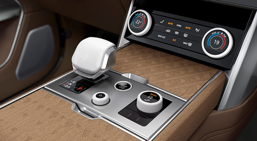 En el interior se incluyen maderas finas. Foto: Range Rover