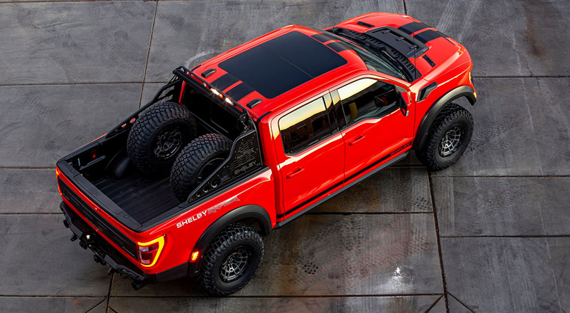 La camioneta está levantada para así poder taclear todo tipo de terreno. Foto: Shelby American
