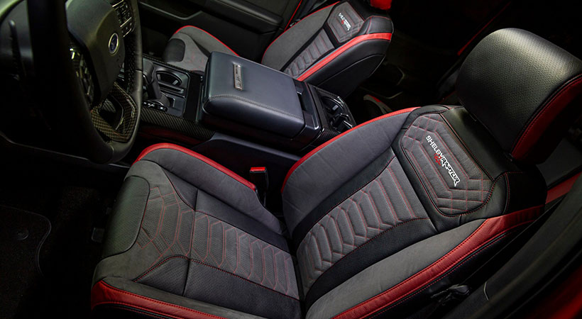 El interior cuenta con terminados que dan un aspecto más deportivo. Foto: Shelby American