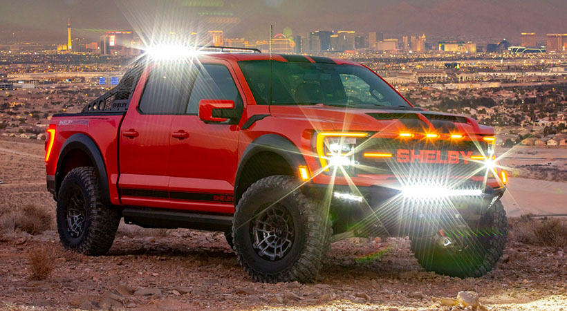 Una parrilla delantera Shelby y parachoques delantero y trasero destacan con iluminación integrada. Foto: Shelby American