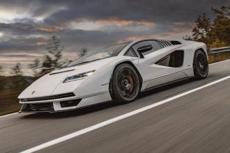 Lamborghini Countach LPI 800-4 sale a estirar las piernas en carretera