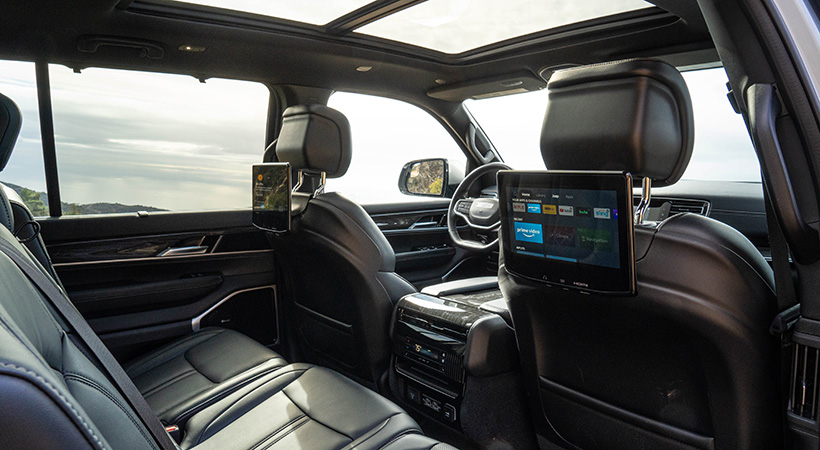 El interior cuenta con techo panorámico de gran tamaño. Foto: Nicholas Colt