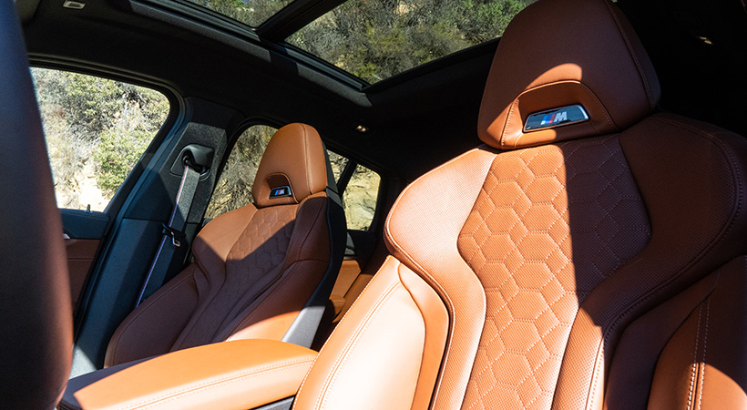 Entrando a la cabina, encontraremos elementos de confort exclusivos como asientos calefactados en ambas filas. Foto: Nick Colt