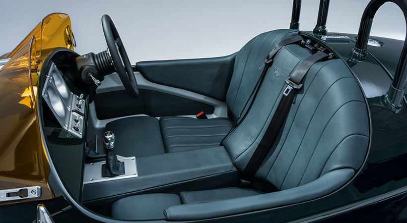 El interior dominado por piel y vinil cuenta con más espacio interior para arrancar. Foto: Morgan