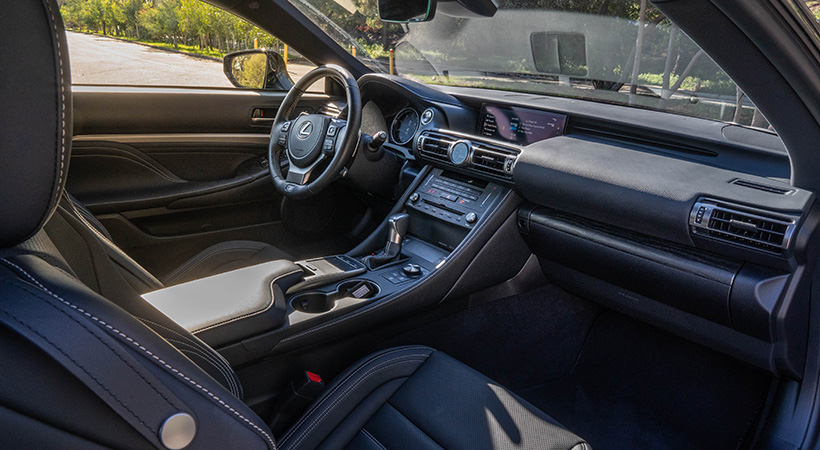 El interio es deportivo y en él abundan los materiales de gran calidad. Foto: Nicholas Colt