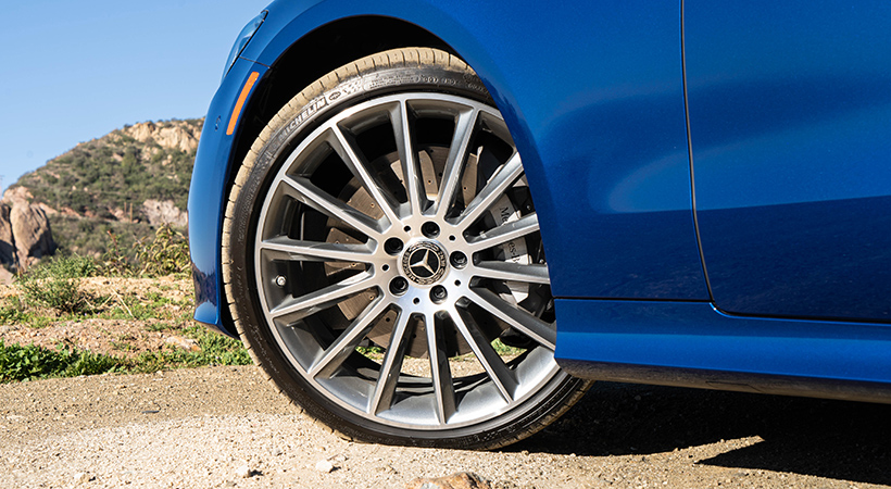 Los rines son deportivos de brazos múltiples. Foto: Nicholas Colt