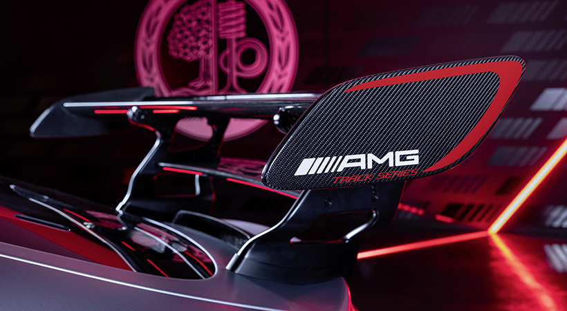 Diversos elementos, como el alerón, fueron fabricados con fibra de carbono para hacer más ligero el auto. Foto: Mercedes-AMG