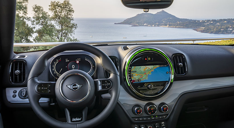 El interior tiene paisajes en relieve no sólo en el tablero sino en diferentes partes, como las puertas. Foto: Mini