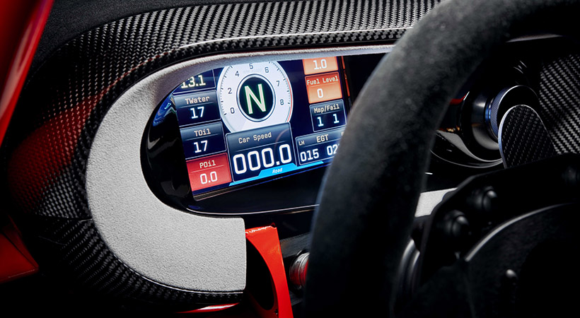 El interior cuenta con detalles de fibra de carbono. Foto: Prodrive