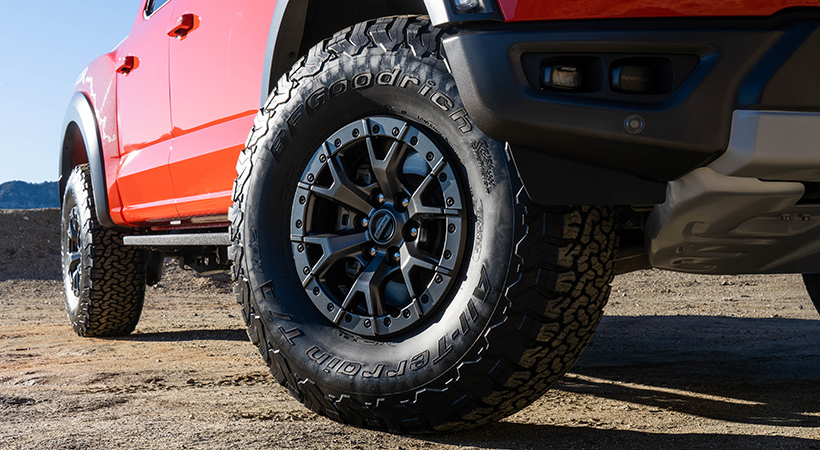 Los rines son deportivos, envueltos en neumáticos todo-terreno. Foto: Nicholas Colt