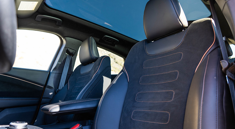 El techo panorámico doble ofrece una gran iluminación para el habitáculo. Foto: Nicholas Colt