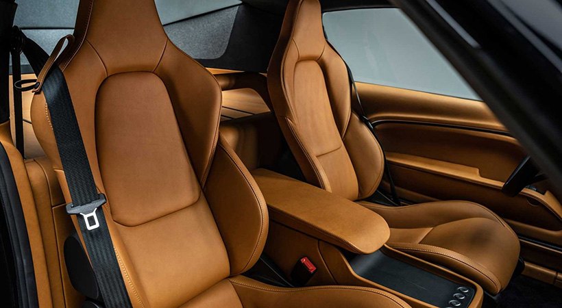 La tapicería es de cuero en color café claro. Foto: Charge Cars 