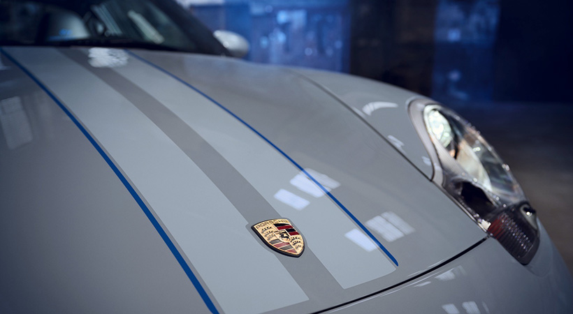 El capó cuenta con dos franjas que nos recuerdan a los modelos deportivos de la marca. Foto: Porsche