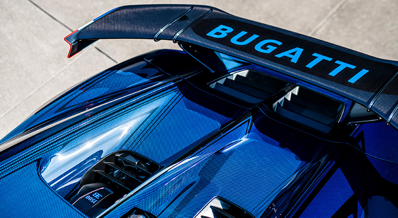 Este modelo cuenta con carrocería de fibra de carbono expuesta en color azul. Foto: Bugatti