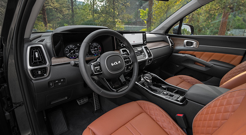 El interior cuenta con tapicería de cuero. Foto: KIA