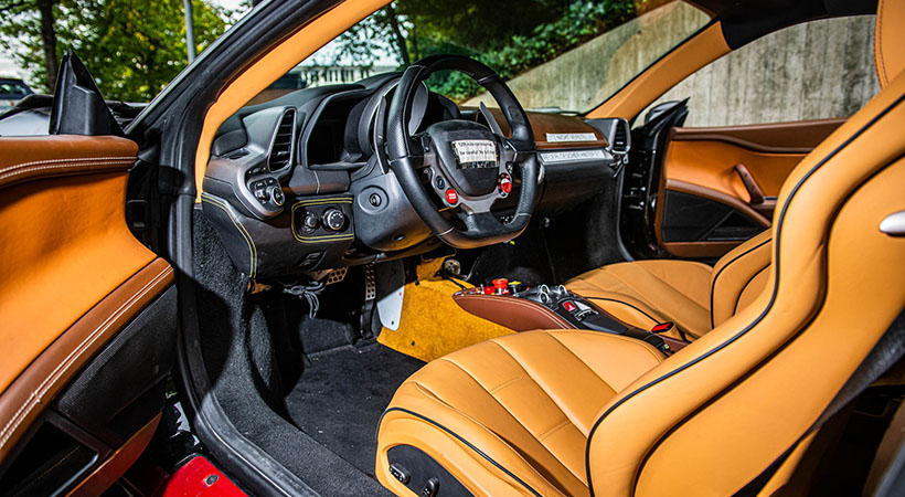 Al igual que el exterior, el interior sólo cuenta con cambios ligeros que denotan su propósito de pruebas. Foto: RM Sotheby's